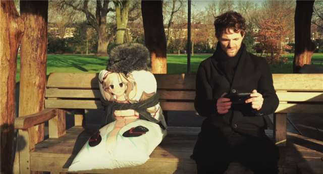 与抱枕约会?宅男自拍《闪乱神乐》真人宣传片